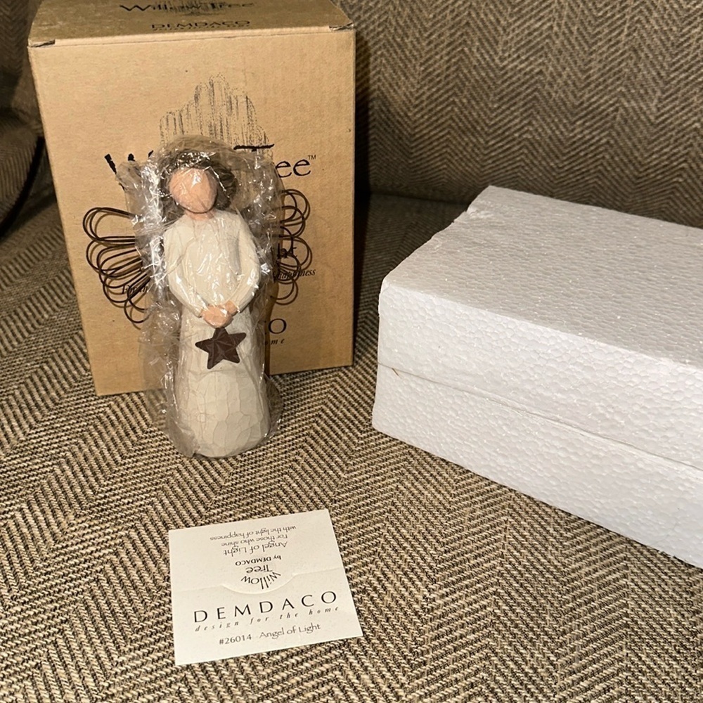 NWT willow tree angel of light #26014 figure hand painted figurine home demdaco